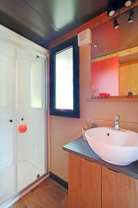 丰维耶Huttopia Fontvieille的浴室配有白色水槽和淋浴。