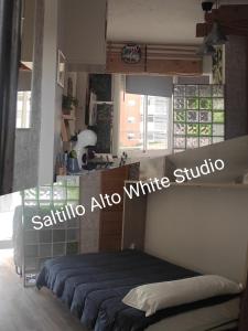 多列毛利诺斯SALTILLO ALTO WHITE STUDIO的卧室配有一张床