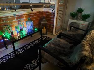 皮耶克赛迈基Saunallinen yksiö的客厅配有沙发和带灯的桌子