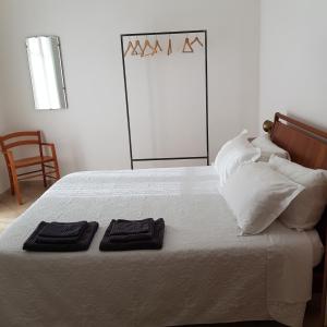 瓦拉泽La Terrazza Apartment,a 50 mt dal mare的卧室配有白色的床和2条毛巾