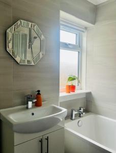 格拉斯哥Clyde 52的白色的浴室设有水槽和镜子
