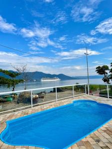 伊利亚贝拉邦斯文托斯旅馆的蓝色的游泳池,享有水景