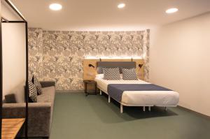 大加那利岛拉斯帕尔马斯RK Farallón Canteras的一间卧室配有一张床和一张沙发