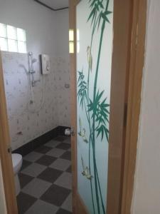 库德岛Chom Suan Farmstay的墙上设有棕榈树淋浴的浴室