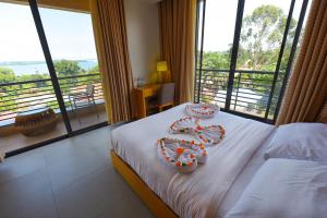 恩德培K Hotels Entebbe的酒店客房,配有一张装饰有两种床铺