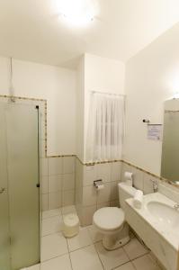 大坎普协和酒店的一间带卫生间和水槽的浴室