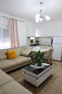 培拉特AMELIA Apartment的客厅配有沙发和桌子