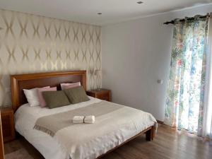 莫什港Casa De Campo Natureza的一间卧室配有一张白色床 ⁇ 