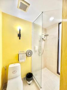 曼谷ABC SO Hotel Bangkok的带淋浴和卫生间的浴室