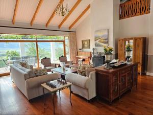 VilliersdorpValley View Eco Country Estate - Paradise in the Winelands的带沙发和桌子的客厅