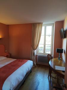 PoissonHôtel La Reconce的一间卧室配有一张床、一张书桌和一个窗户。