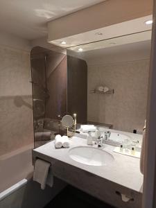 PoissonHôtel La Reconce的一间带水槽和大镜子的浴室