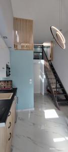 雷夫卡达镇LEFKAS CITY APARTMENTS & SUITES的一间位于客房中间的带楼梯的厨房