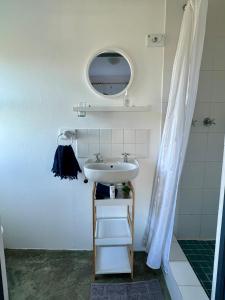 MalgasRiverdance Cottage的一间带水槽和镜子的浴室