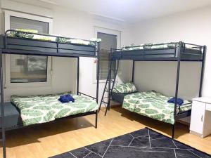 伍珀塔尔Shared Serenity accommodation的一间设有两张双层床的客房