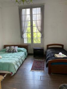 蒙得维的亚Edificio Quijano的一间卧室设有两张床和窗户。