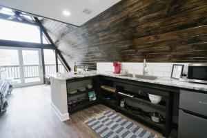 新布朗费尔斯Dean's Den: Private Deck w/ Jacuzzi and a View的一个带水槽和木墙的厨房
