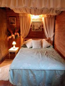 Nieve NieveVilla Celestial的一间卧室配有一张带天蓬的床