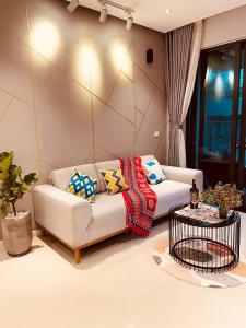 胡志明市ESTELLA HEIGHTS, 2BR-5 STAR, RESORT LIVING, DIST.2的客厅配有沙发和桌子