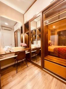胡志明市ESTELLA HEIGHTS, 2BR-5 STAR, RESORT LIVING, DIST.2的酒店客房设有书桌和卧室。