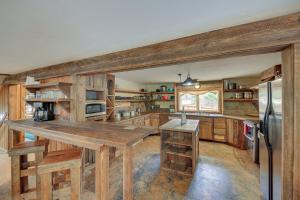 Trout CreekThe Lodge in Trout Creek Walk to Reservoir!的厨房配有木制橱柜和一张大木桌。