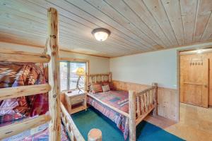 Trout CreekThe Lodge in Trout Creek Walk to Reservoir!的小屋内设有一间带两张双层床的卧室