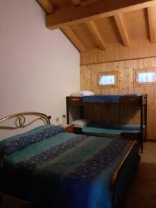 泰穆Casa vacanze Emilio的一间带两张双层床的卧室和两个窗户