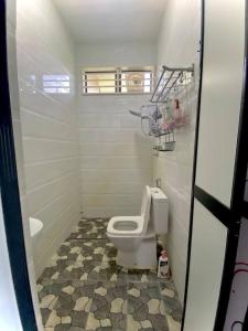 Wakaf BaharuHomestay Wakaf Bharu Tumpat的浴室配有卫生间、盥洗盆和浴缸。