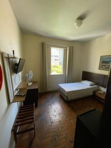 贝洛奥里藏特巴西宫酒店的酒店客房设有床和窗户。