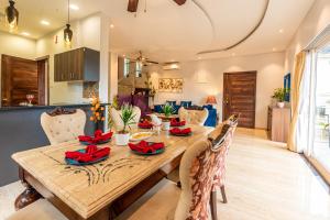 巴加Infinity Villa, 5BHK-Private Pool-Caretaker, Baga的厨房以及带木桌和椅子的用餐室。
