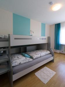 GonnesweilerFerienwohnung Haus Nahetal的客房设有带水槽的双层床。