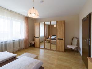 GonnesweilerFerienwohnung Haus Nahetal的客房设有带镜子和床的卧室