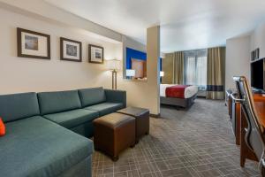 雷丁雷丁沙斯塔湖康福特套房酒店的酒店客房设有一张沙发和一张床