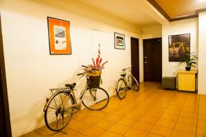 哥打京那巴鲁Y Hotel的两辆自行车停在走廊的墙上
