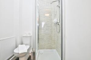 巴里StayRight 2 Bedroom Flat with Private Parking on Waterfront的带淋浴和卫生间的白色浴室