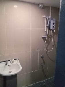 苏瓦HomeStay Private Home的一间带水槽和淋浴的浴室