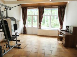 LouerLe grand bidot的健身房设有跑步机、书桌和窗户