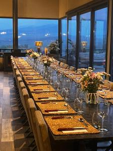 图蓬加托火山Hotel De Cielo的长桌,带酒杯和鲜花