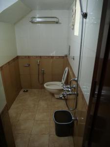 瓦尔卡拉Hosteller's的一间带卫生间和水槽的小浴室