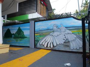 瓦尔卡拉Hosteller's的建筑一侧两只鸟的壁画