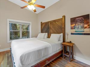 Pisgah ForestPilot Cove的一间卧室配有一张大床和吊扇