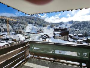 莱索尔Appartement 4pers rénové de 24M2 pied des pistes的从雪地滑雪胜地的阳台上欣赏风景