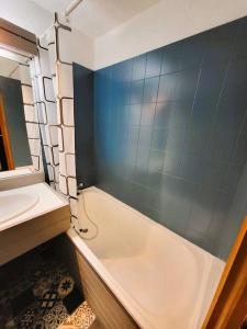 莱索尔Appartement 4pers rénové de 24M2 pied des pistes的带浴缸和盥洗盆的浴室
