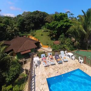 伊利亚贝拉Diver Village Ilhabela的享有带游泳池的度假村的空中景致