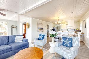 埃迪斯托艾兰Aloha Friday的客厅配有蓝色的沙发和两把椅子