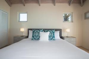 Aqua Del Rose 1 BR Beachfront Cottage客房内的一张或多张床位