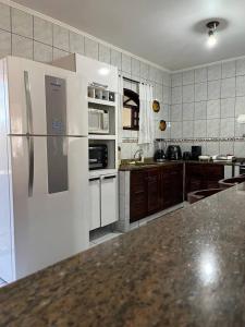 布希奥斯Casa Canto da Serra的厨房配有白色冰箱和台面