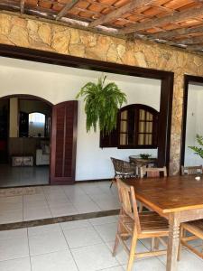 布希奥斯Casa Canto da Serra的一个带桌椅的庭院和一座房子