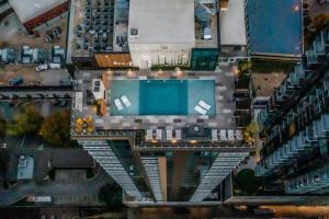 奥斯汀Luxury 1BR with Views, Rooftop Pool and Walk To Rainey St.的享有带游泳池的大楼的顶部景致
