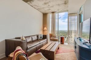 奥斯汀Luxury 1BR with Views, Rooftop Pool and Walk To Rainey St.的带沙发和电视的客厅